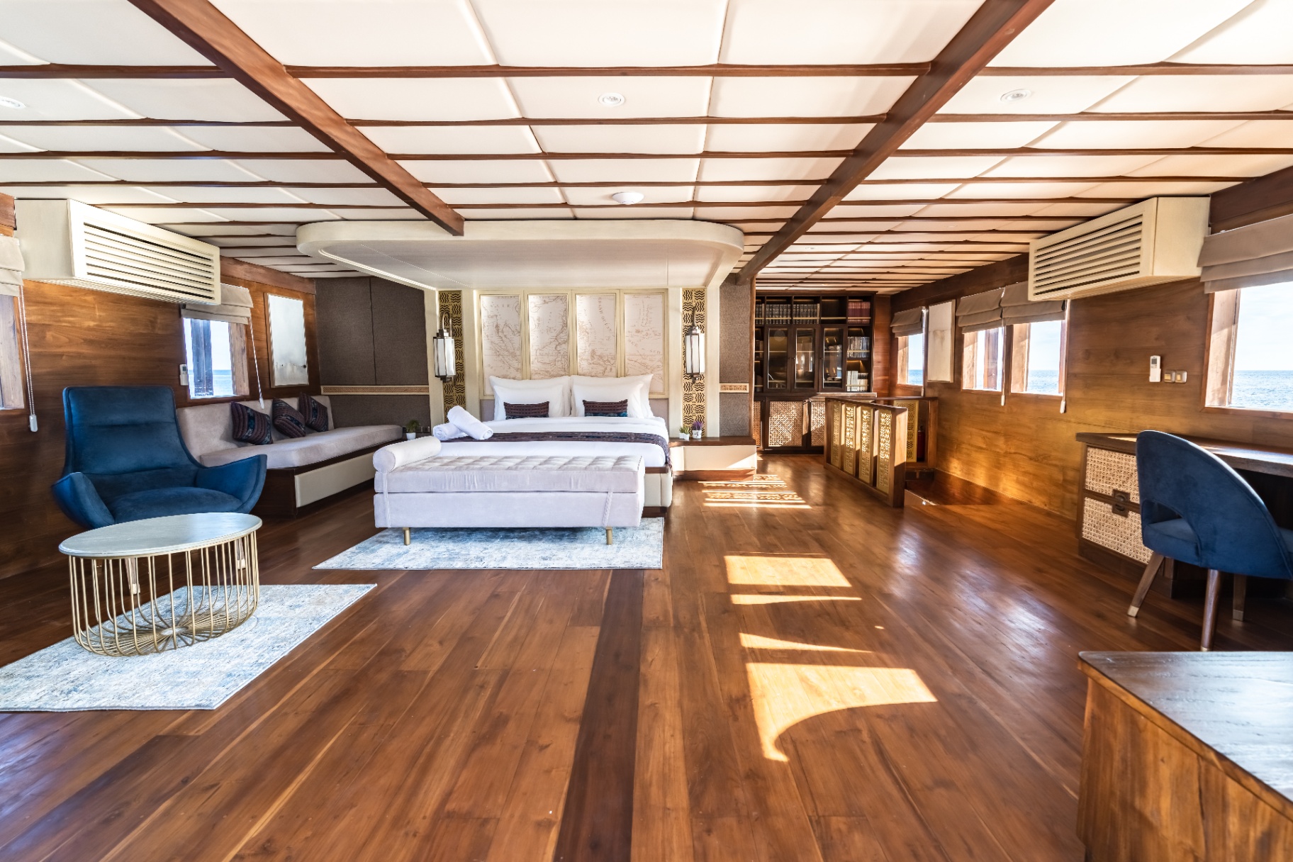 The Maj Oceanic cabin for Komodo yacht charter
