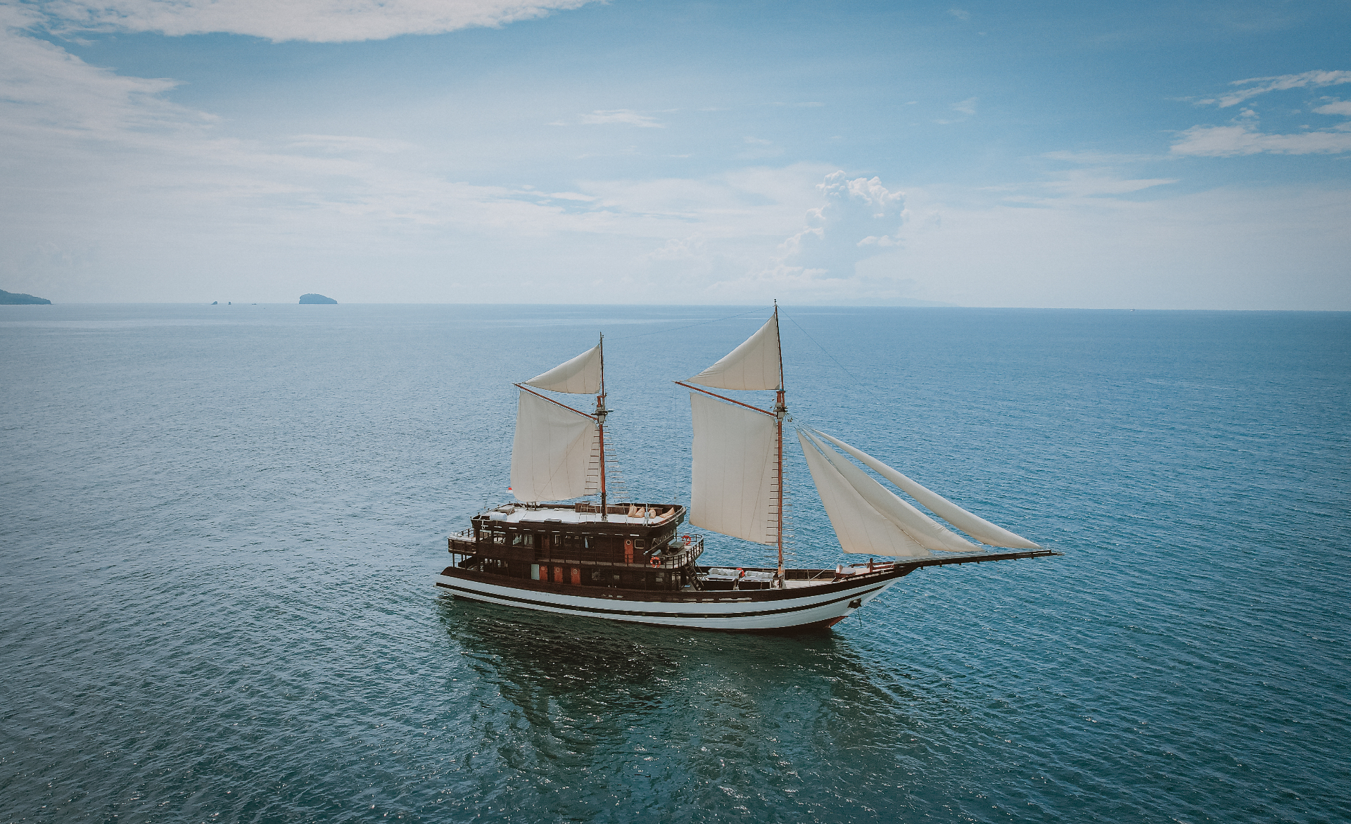 Samsara Samudra yacht anchored near Pink Beach Komodo