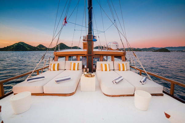 Samara II yacht at Manta Point Komodo
