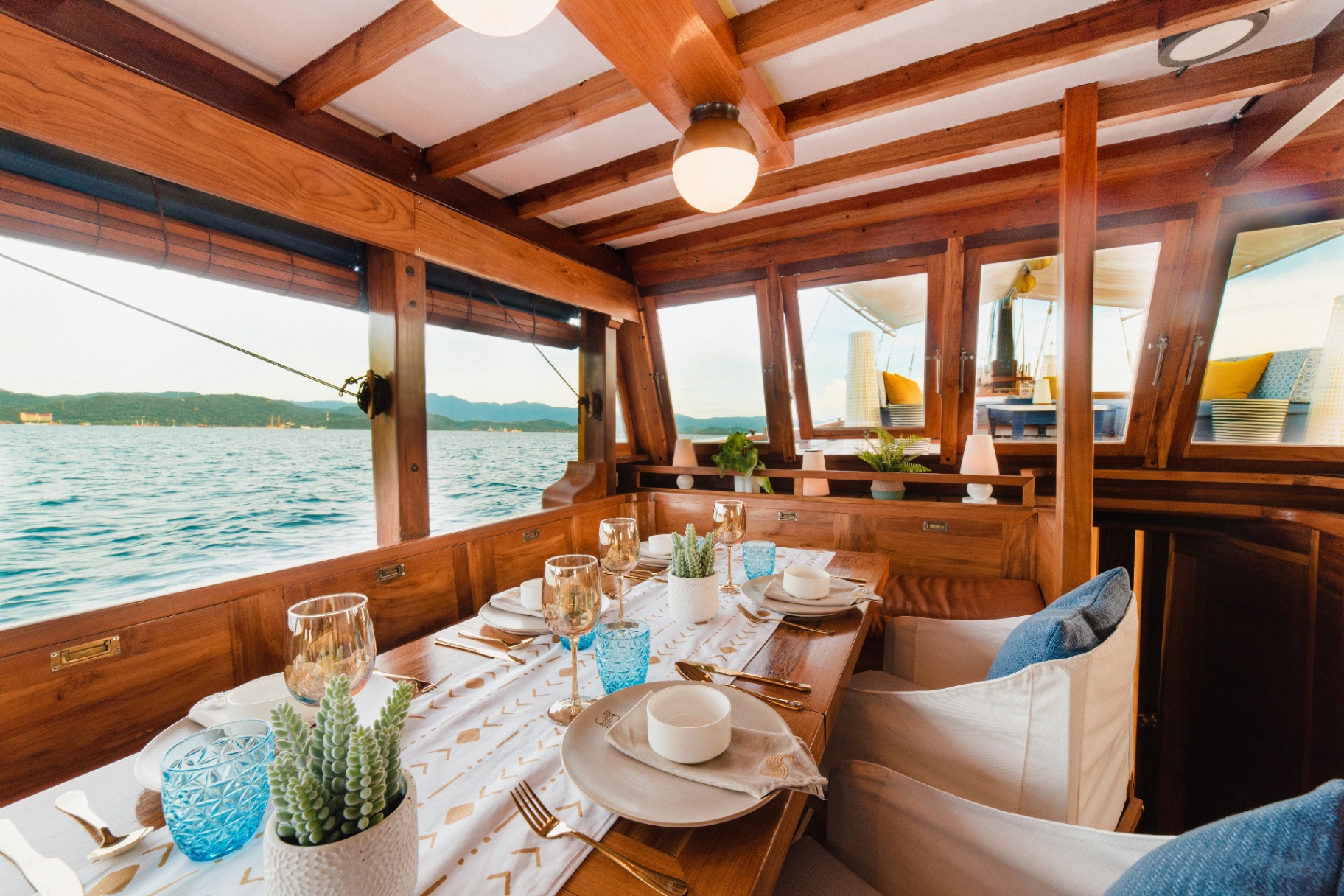 Samara II yacht at Manta Point Komodo
