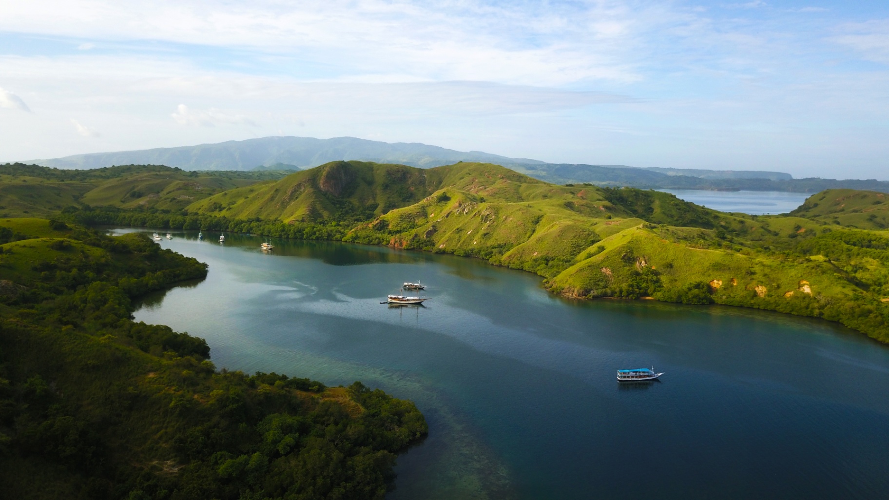 Augustine Phinisi phinisi yacht near Padar Island