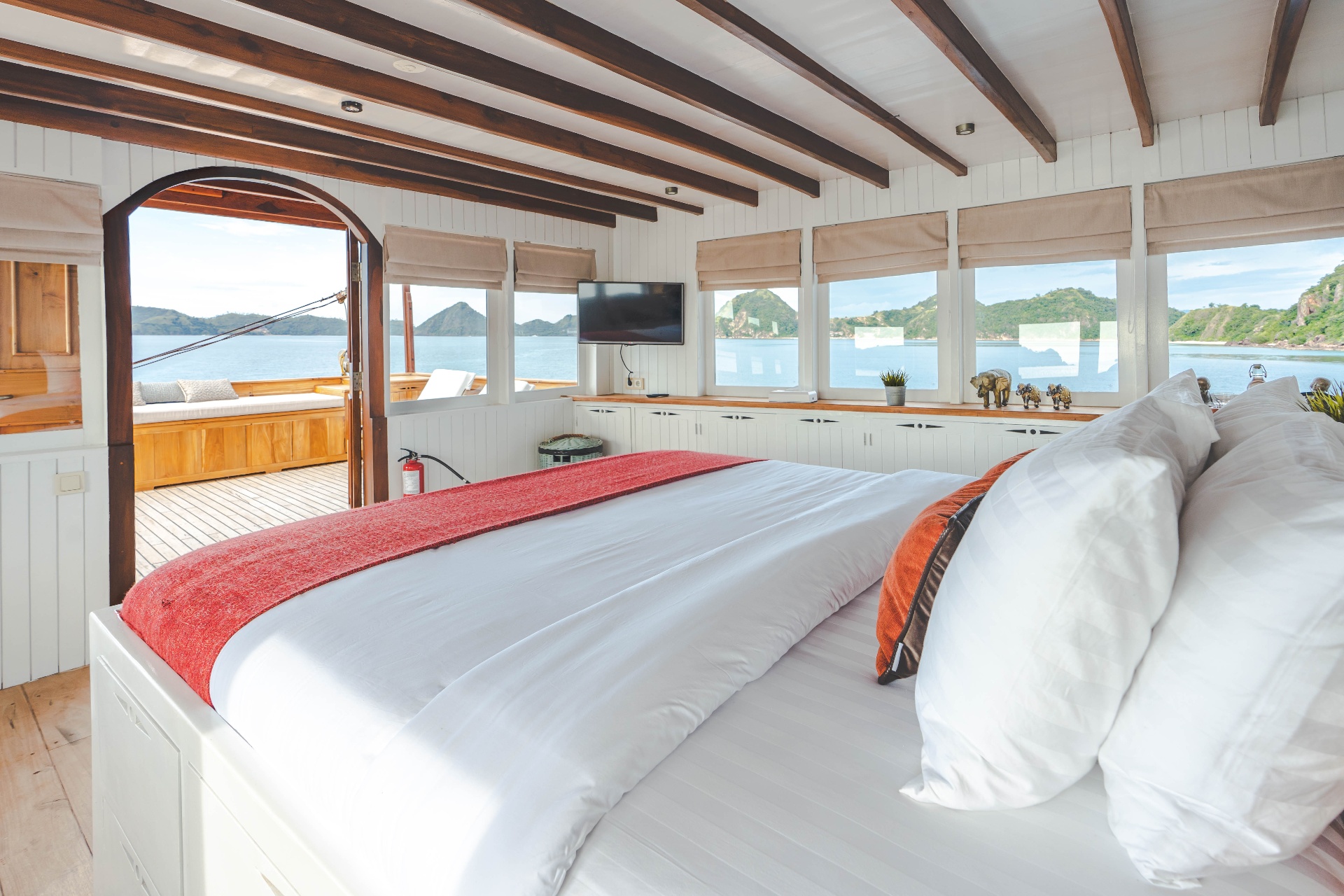 Mischief private yacht charter in Komodo — photo 20