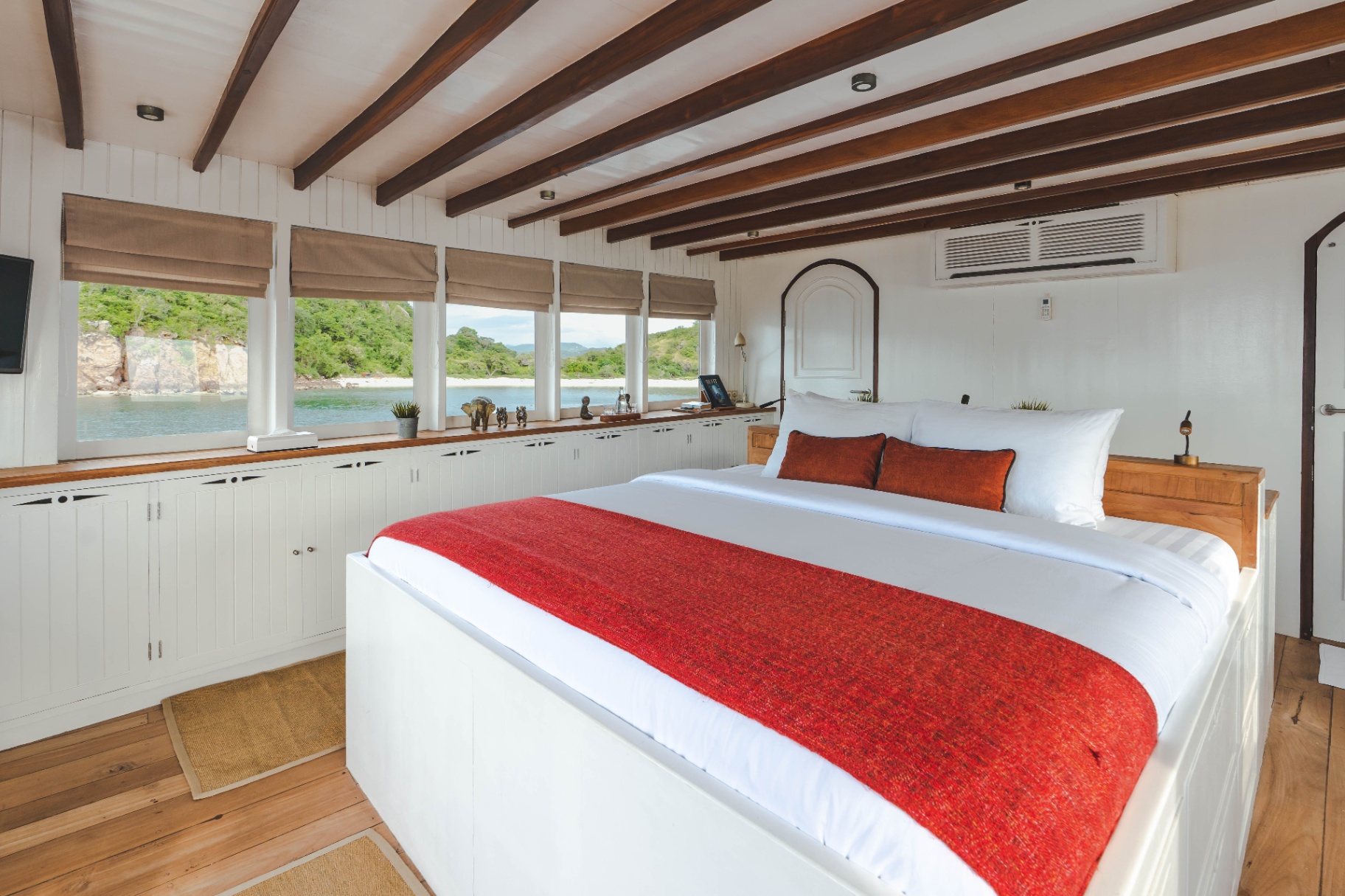 Mischief private yacht charter in Komodo — photo 23