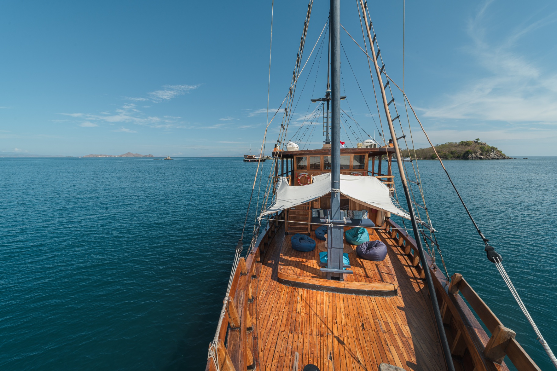 Augustine Phinisi phinisi yacht near Padar Island