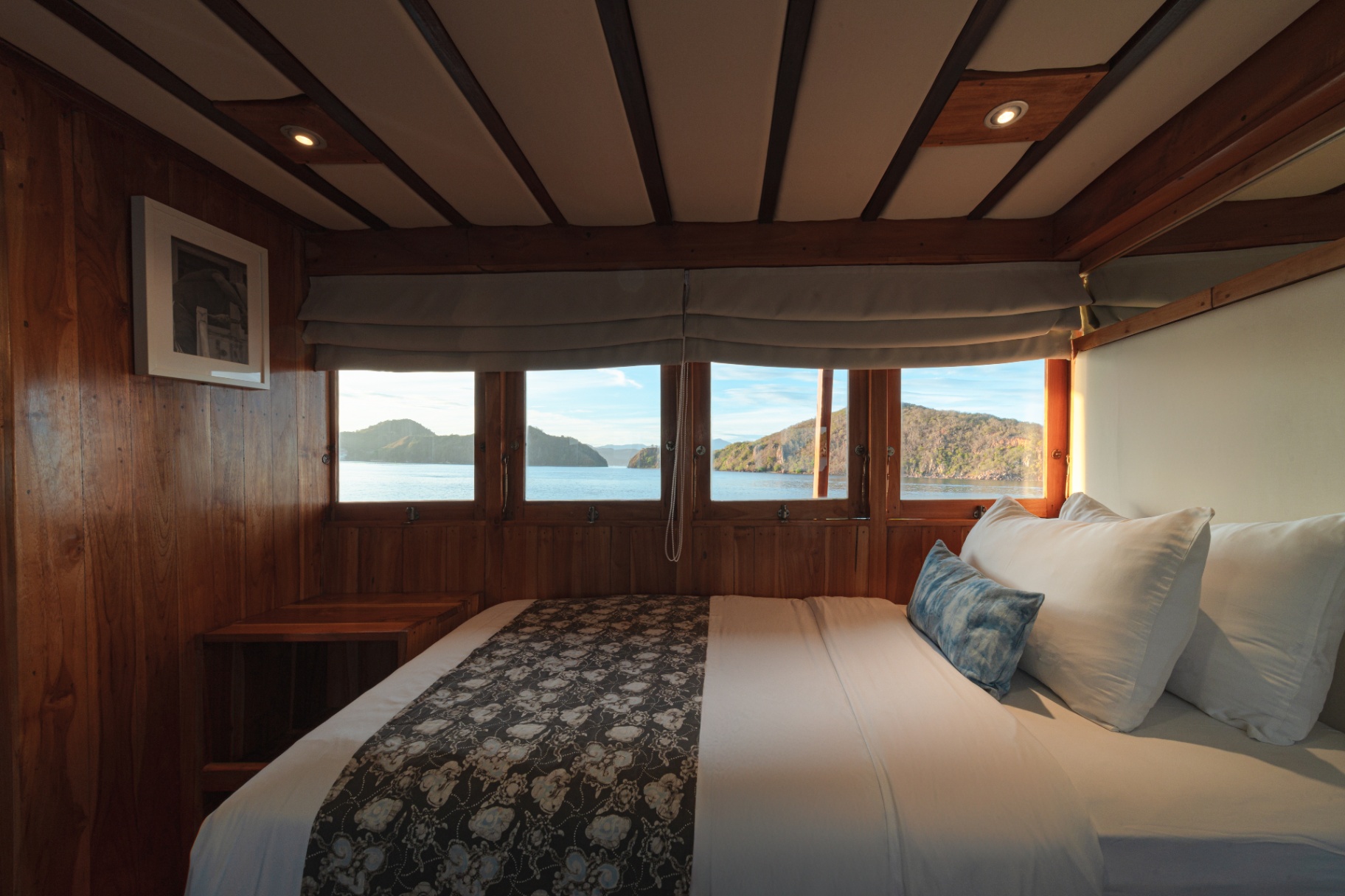Augustine Phinisi phinisi yacht near Padar Island