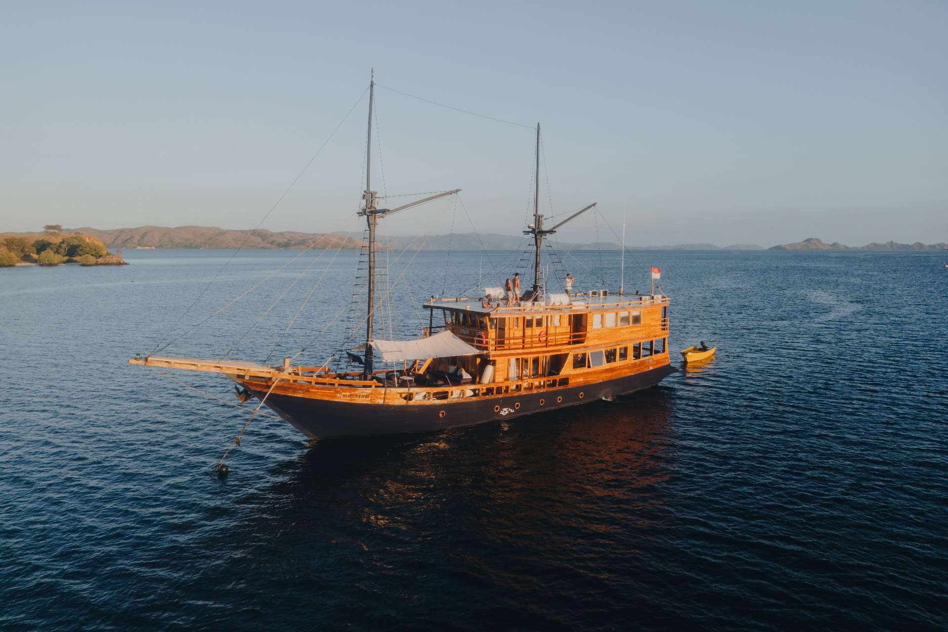 Augustine Phinisi phinisi yacht near Padar Island