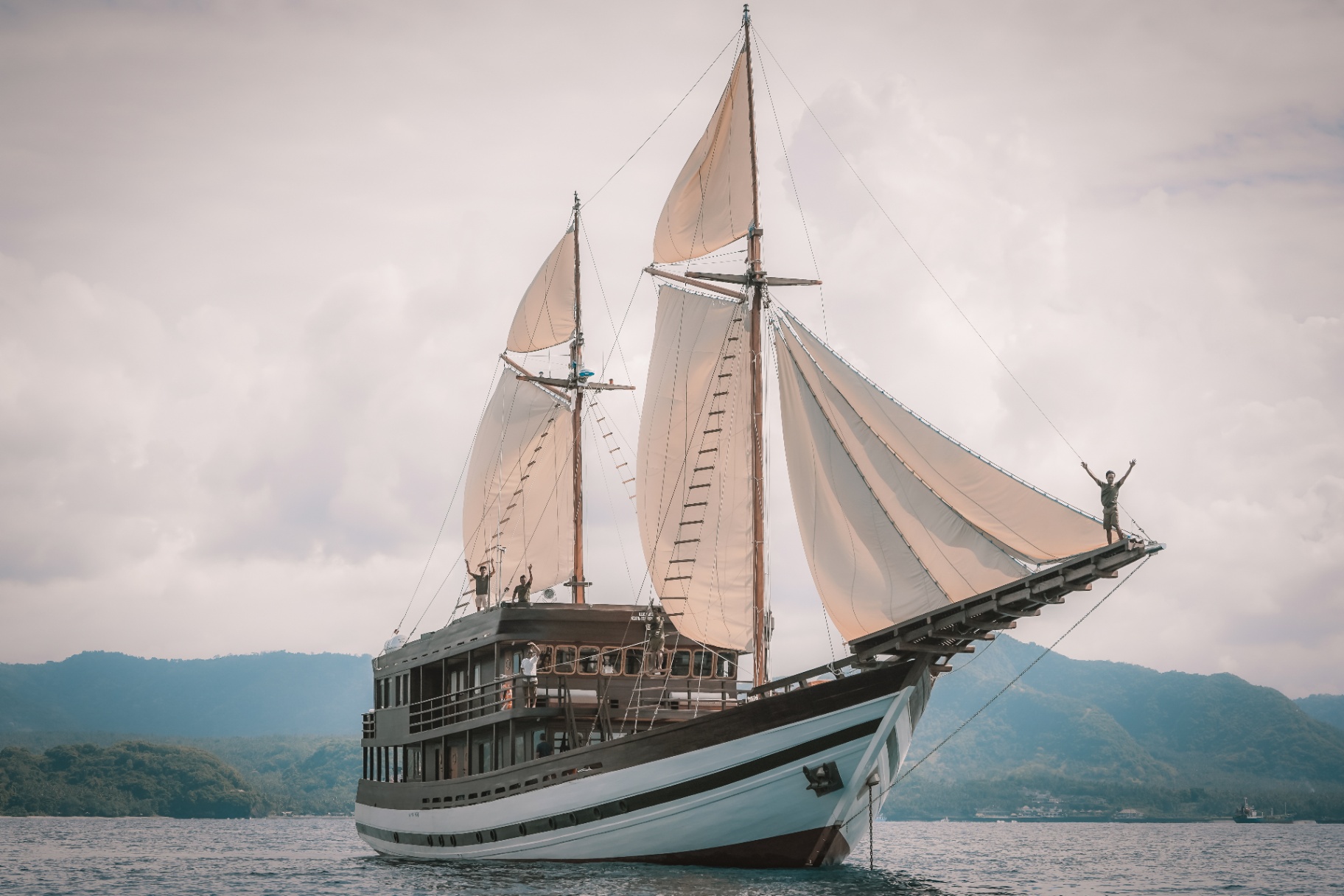Samsara Samudra yacht anchored near Pink Beach Komodo