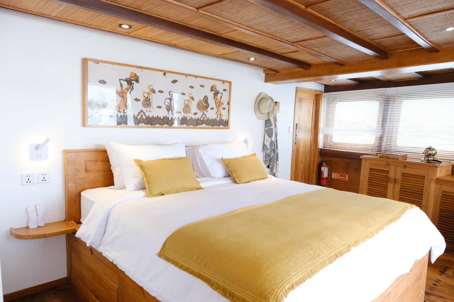 Aliikai yacht at Manta Point Komodo
