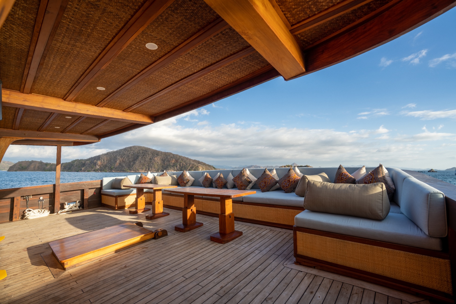 The Maj Oceanic yacht at Manta Point Komodo