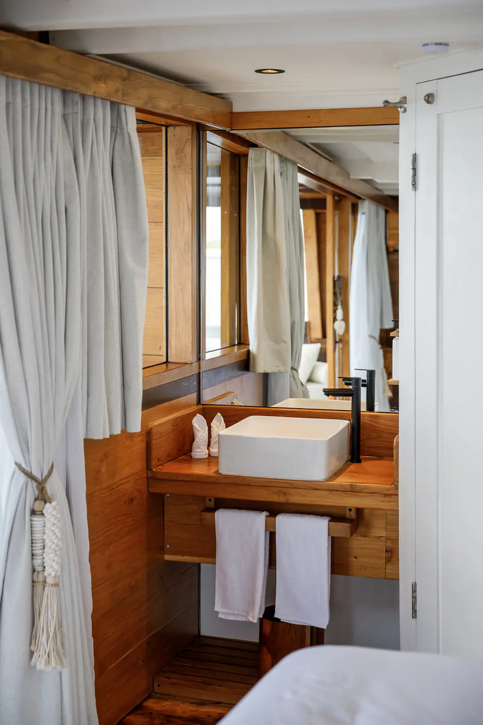 Aliikai cabin for Komodo yacht charter