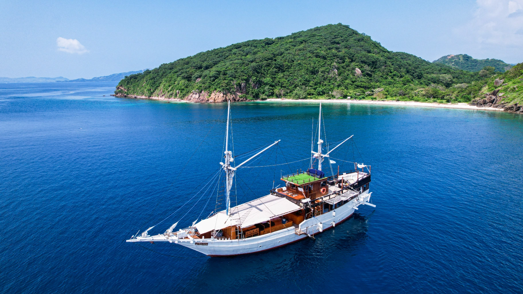 Ikan Kayu — Classic Phinisi yacht in Komodo (2 of 6)