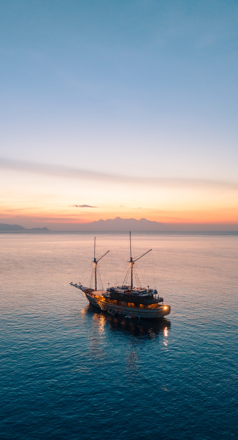 The Maj Oceanic yacht at Manta Point Komodo