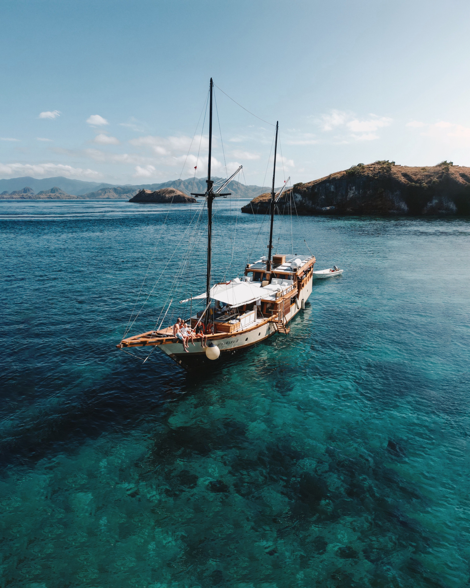 Samara II phinisi yacht near Padar Island