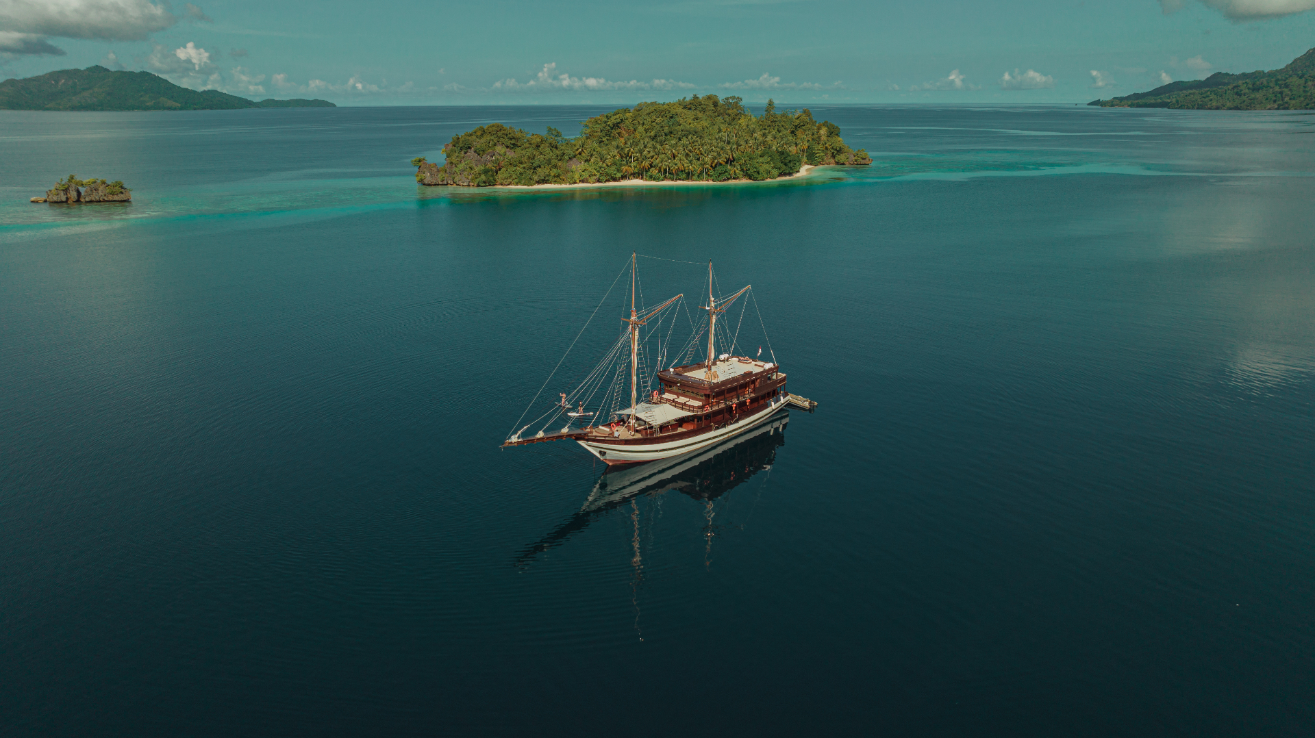 Samsara Samudra phinisi yacht near Padar Island