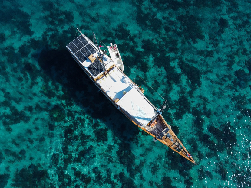 Samara II phinisi yacht near Padar Island