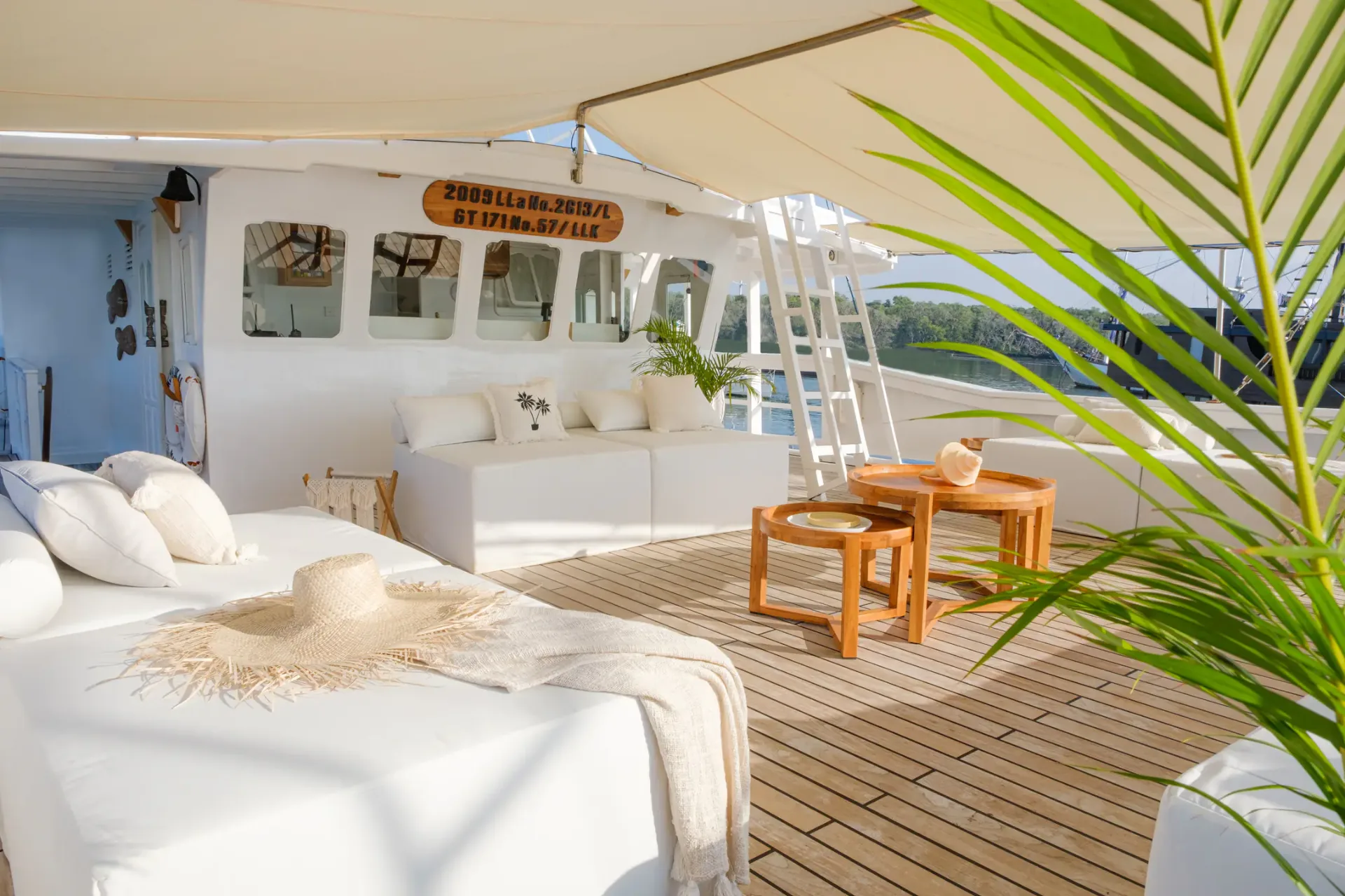 Aliikai yacht at Manta Point Komodo