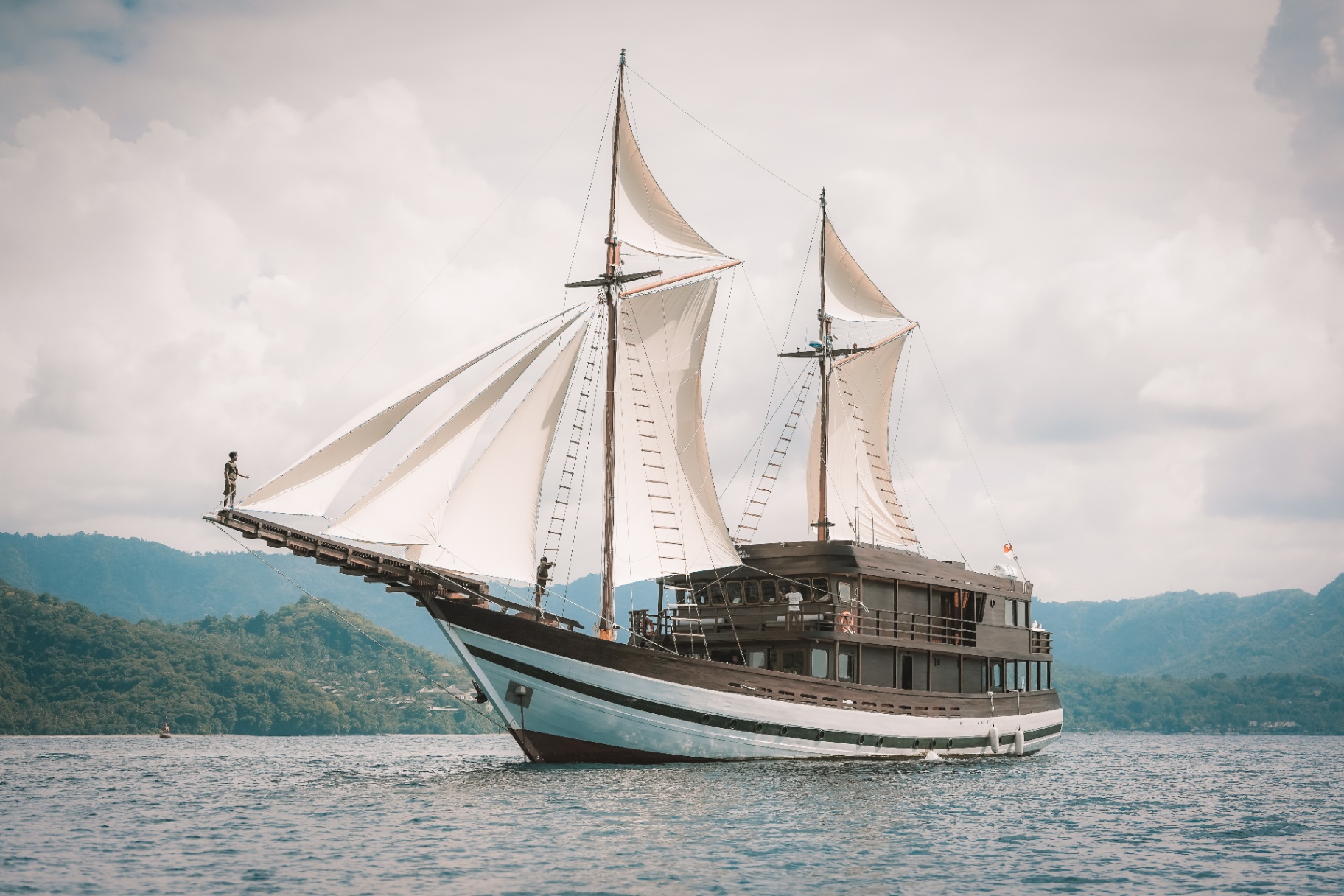 Samsara Samudra phinisi yacht near Padar Island