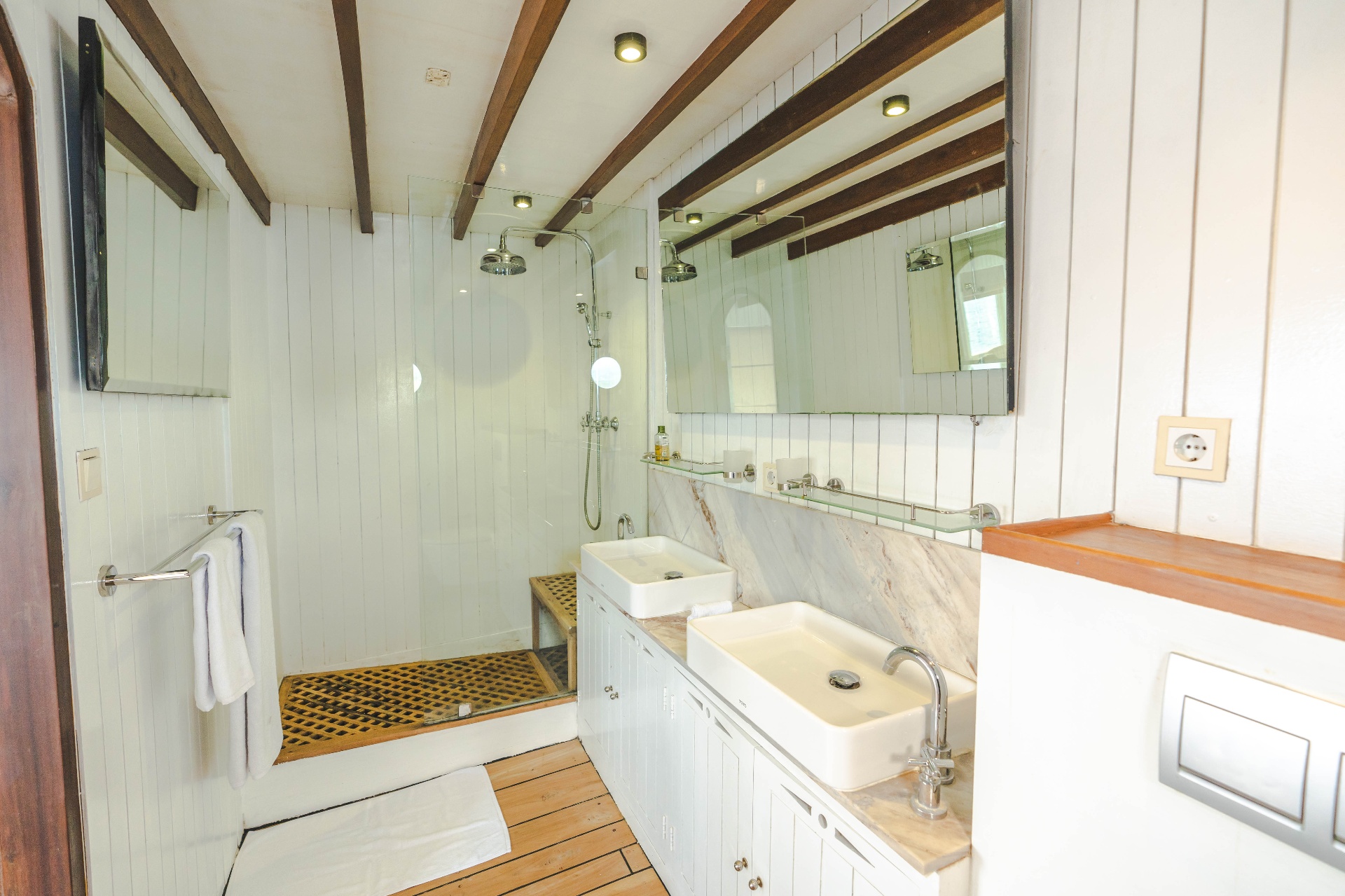 Mischief private yacht charter in Komodo — photo 25