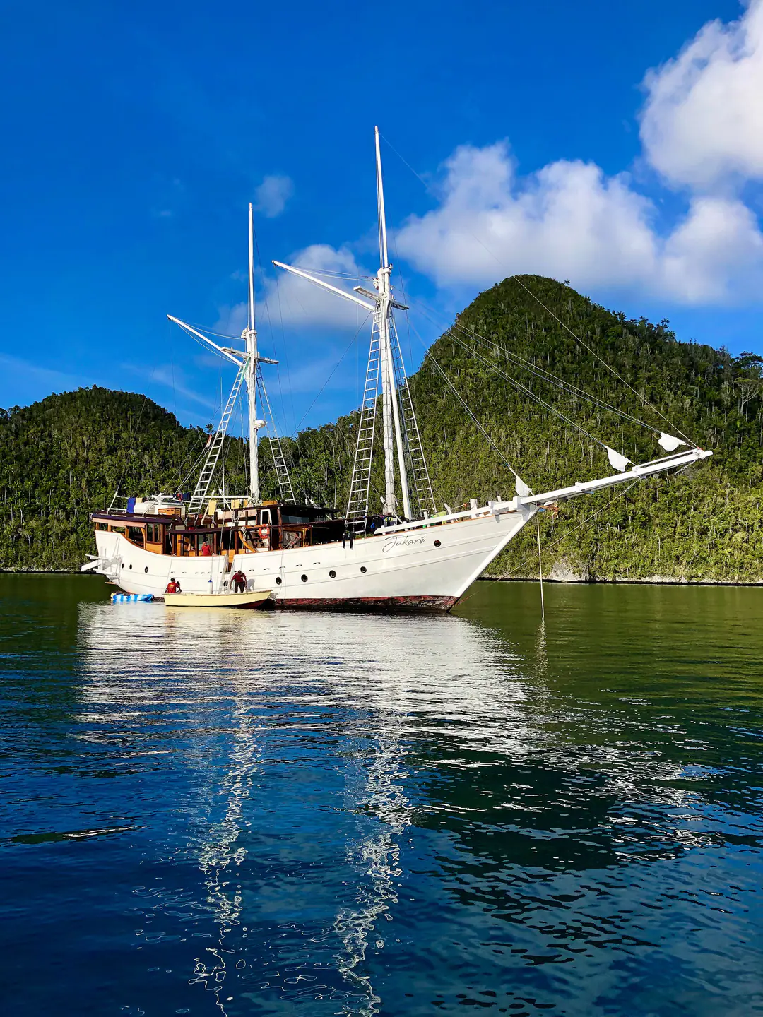 Jakare private yacht charter in Komodo